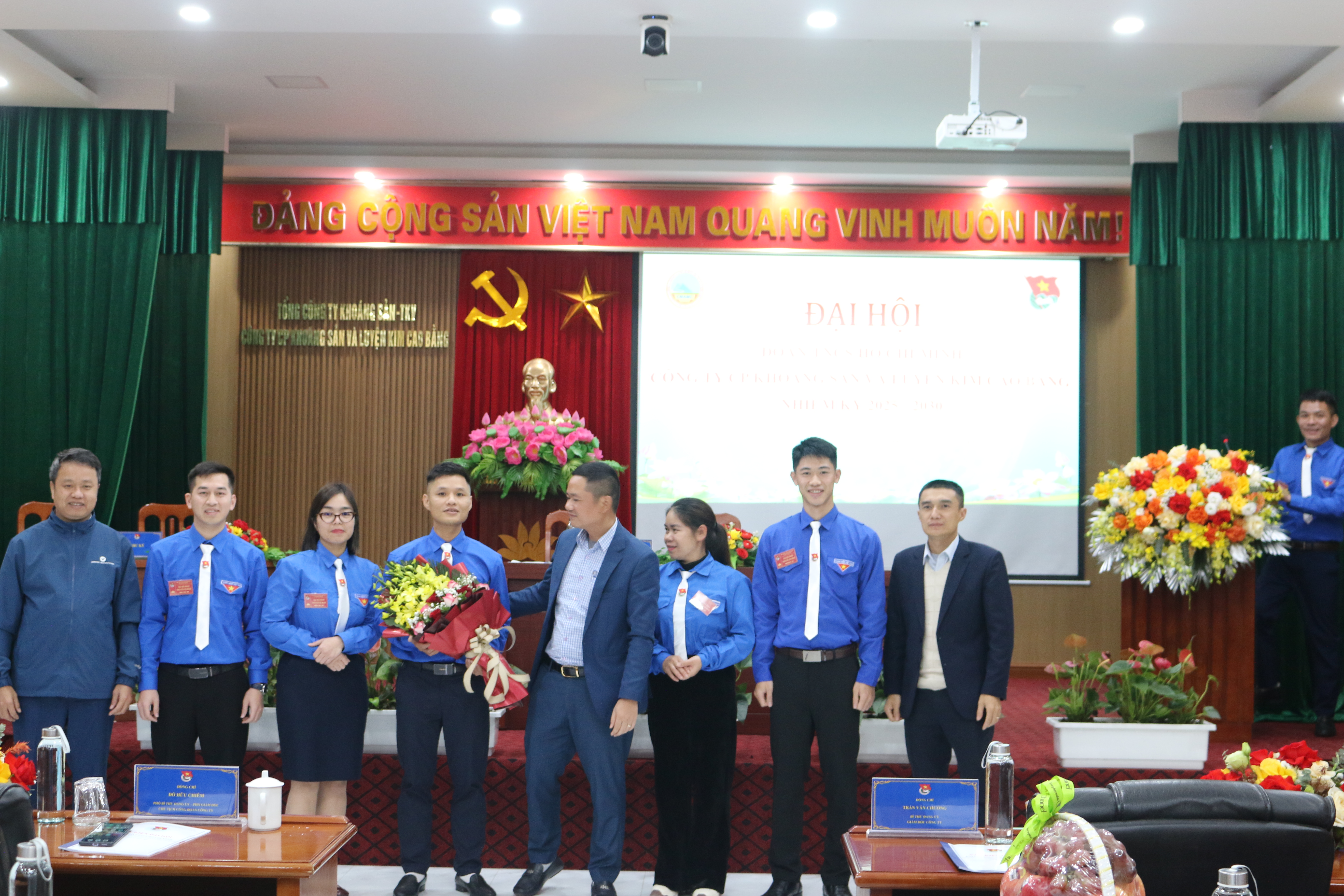 Ban l&atilde;nh đạo C&ocirc;ng ty ch&uacute;c mừng Ban Chấp h&agrave;nh Đo&agrave;n thanh ni&ecirc;n kh&oacute;a mới ra mắt